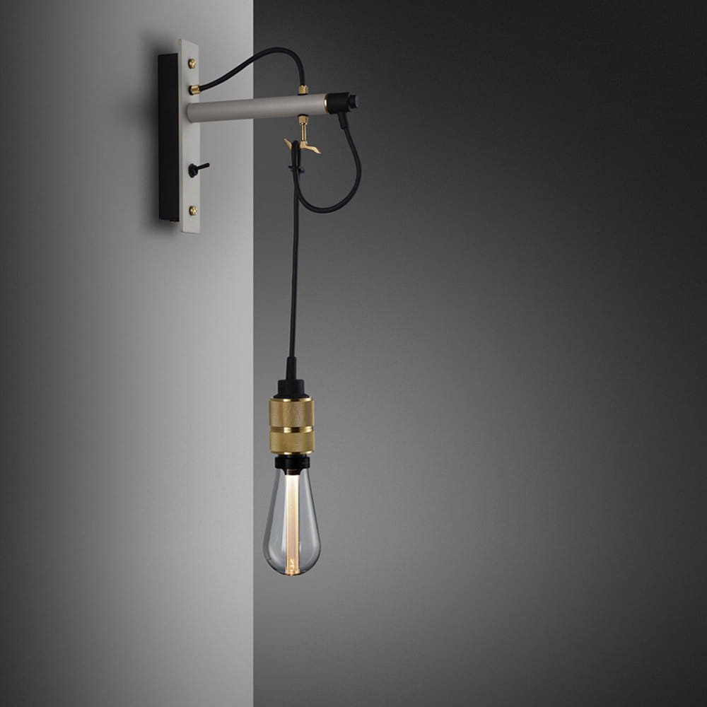 Hooked Nude vägglampa stålgrå med mässing