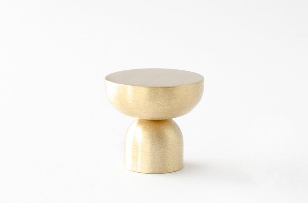 Kokeshi 3032 möbelknopp, borstad mässing, olackerad