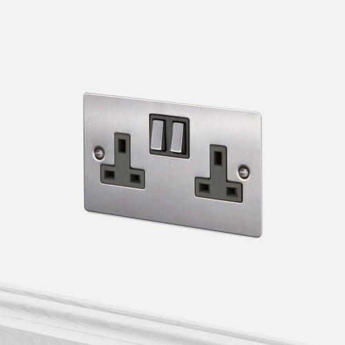 Dubbeluttag Typ G UK 2G Stål Silver Brittisk Standard