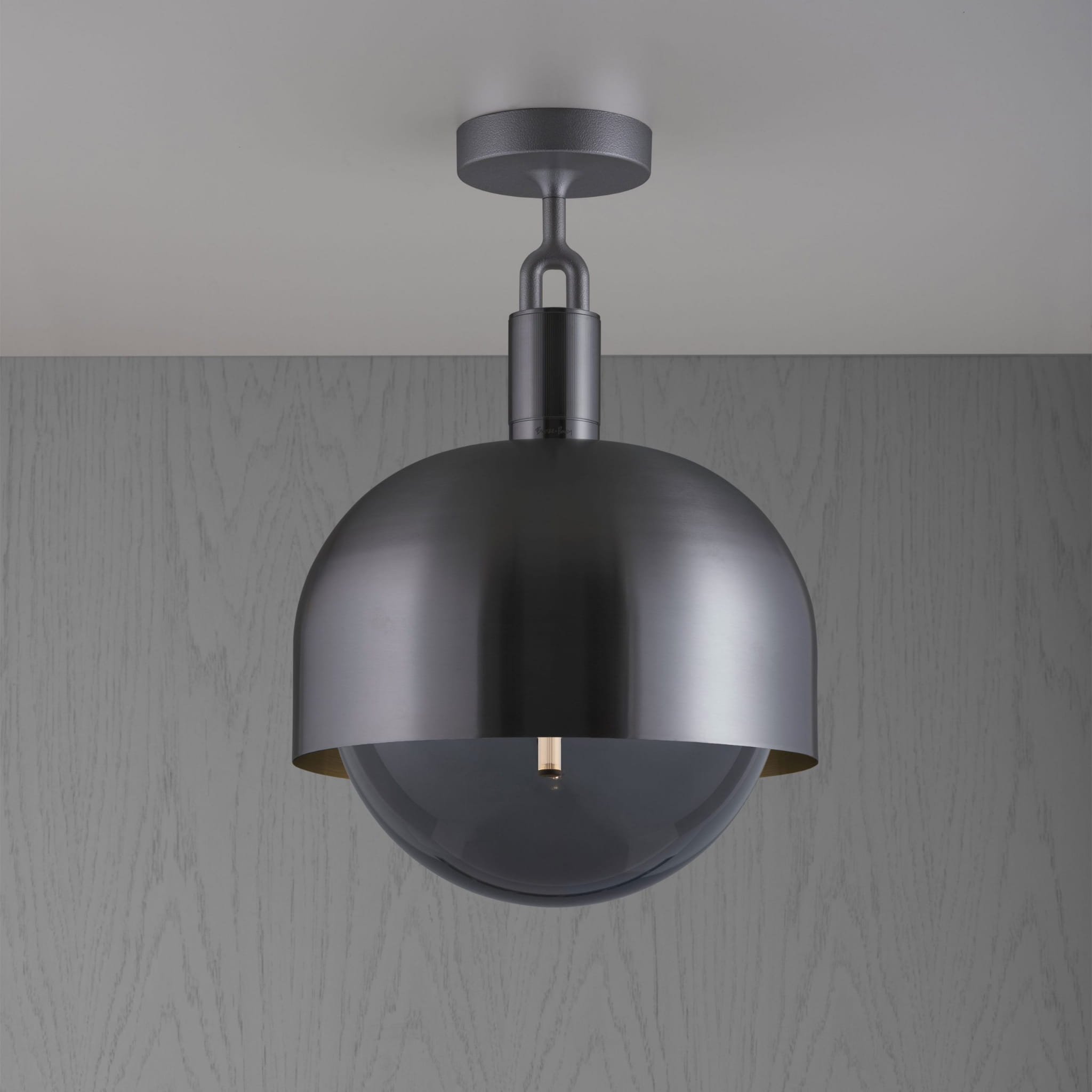 Gaffelformad taklampa i L-format med skydd i gun metal och rökfärgad skärm