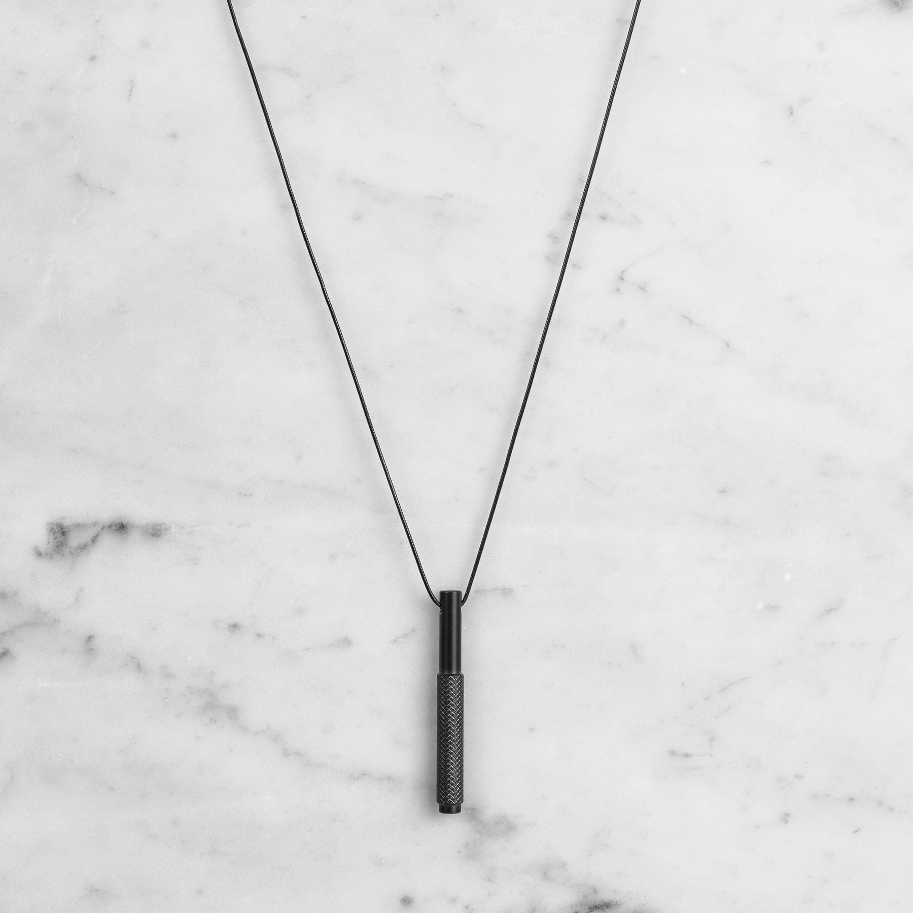 Halsband med vertikalt hänge Linjärt stål Svart