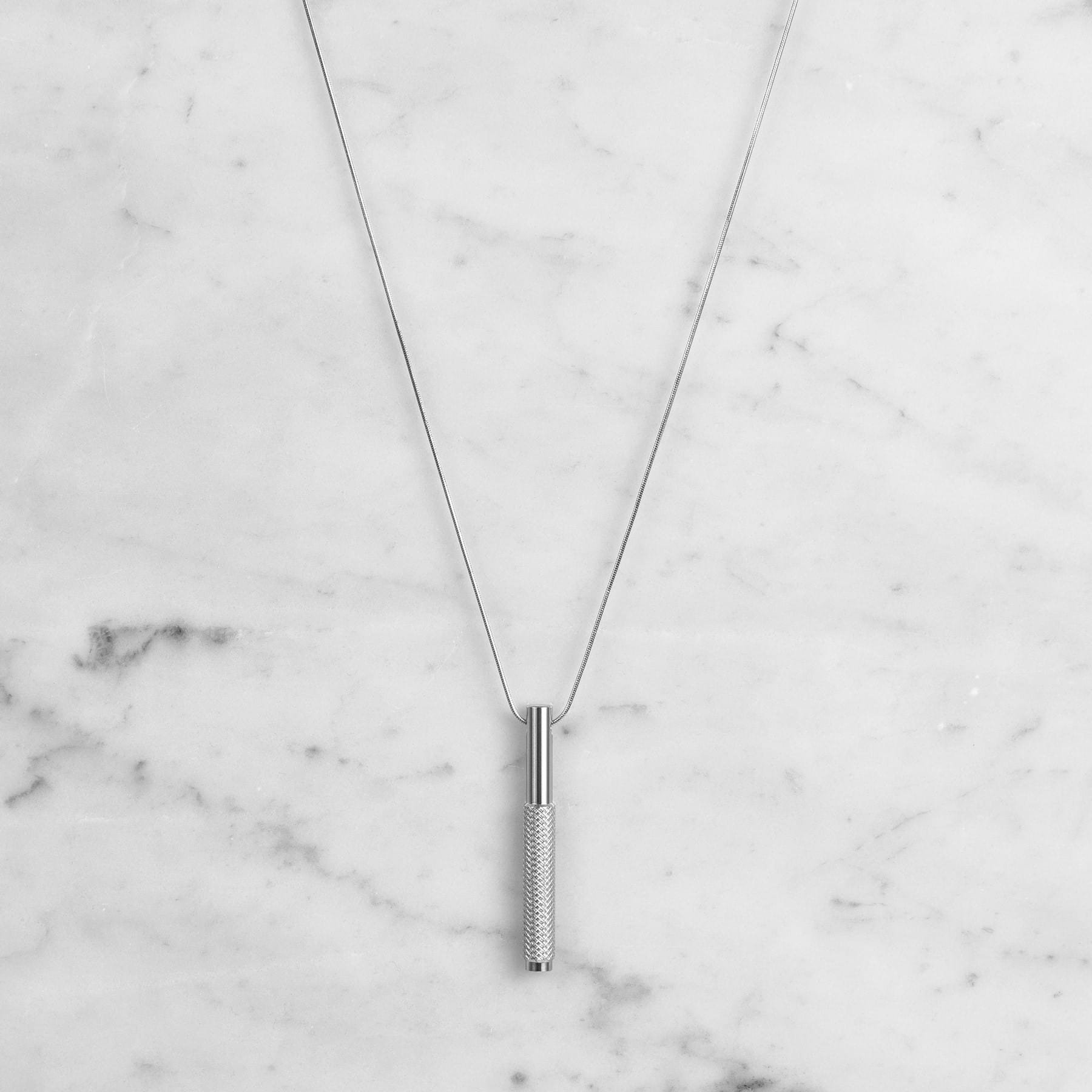 Halsband med vertikalt hänge Linjärt stål Silver