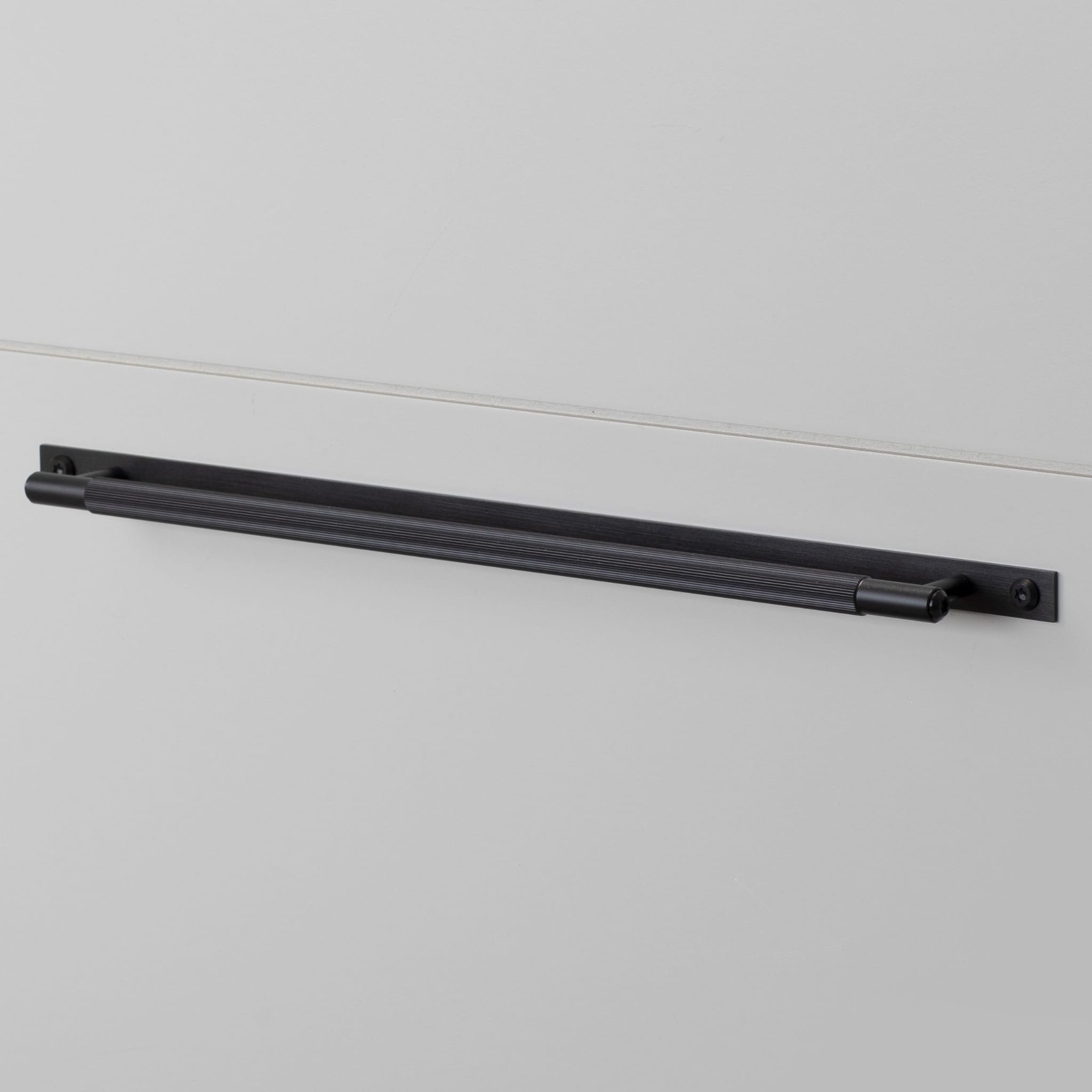 Avlångt möbelhandtag med dyna Linjär platta 325 stål svart