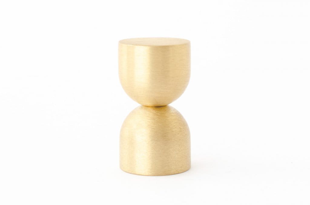Kokeshi 1832 möbelknopp, borstad mässing, olackerad