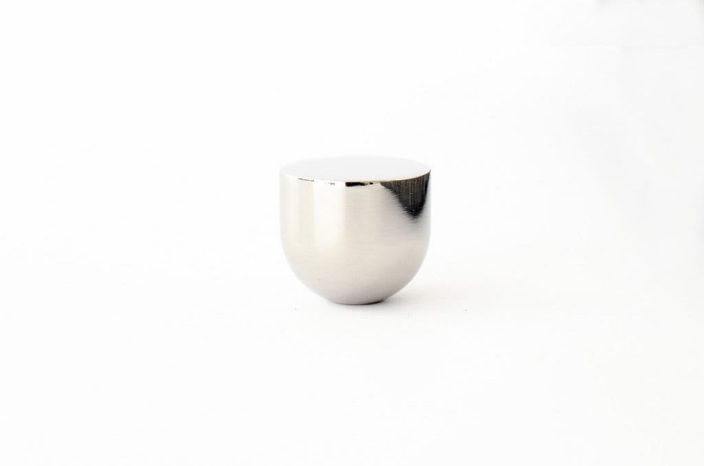 Kokeshi 1816 möbelknopp i polerat stål