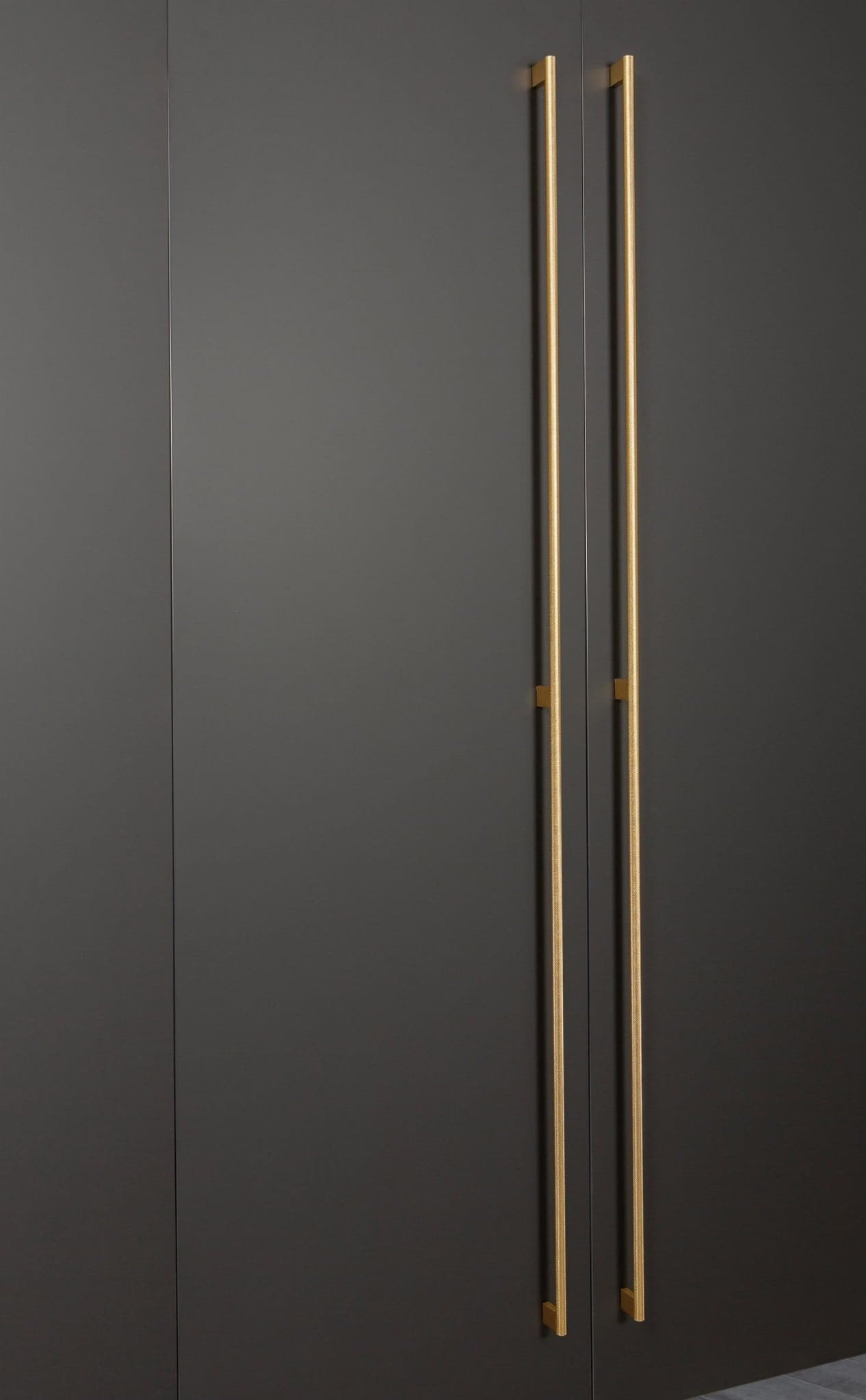 Långt möbelhandtag Graf Mini 1178 Golden Dark