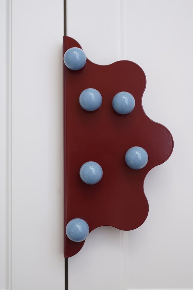 Mare 200 stål Maroon Edge möbelhandtag med blå kulor