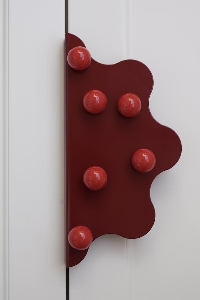 Mare 200 stål Maroon Edge möbelhandtag med röda kulor