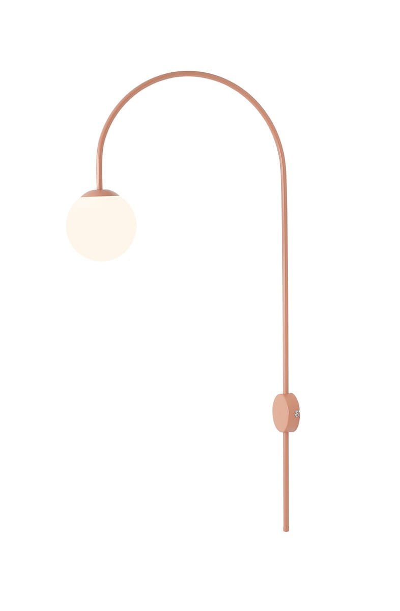 Una metallkorall vägglampa
