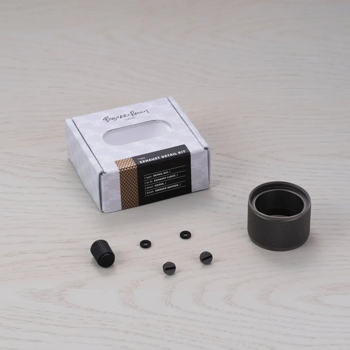 Conjunto de luminárias decorativas Exhaust Detail Cross em latão com acabamento em bronze queimado.