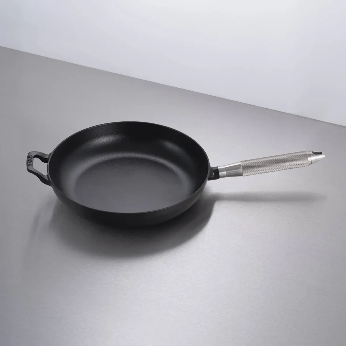Staub 28 cm svart stekpanna i stål med silverfärgat räfflat handtag