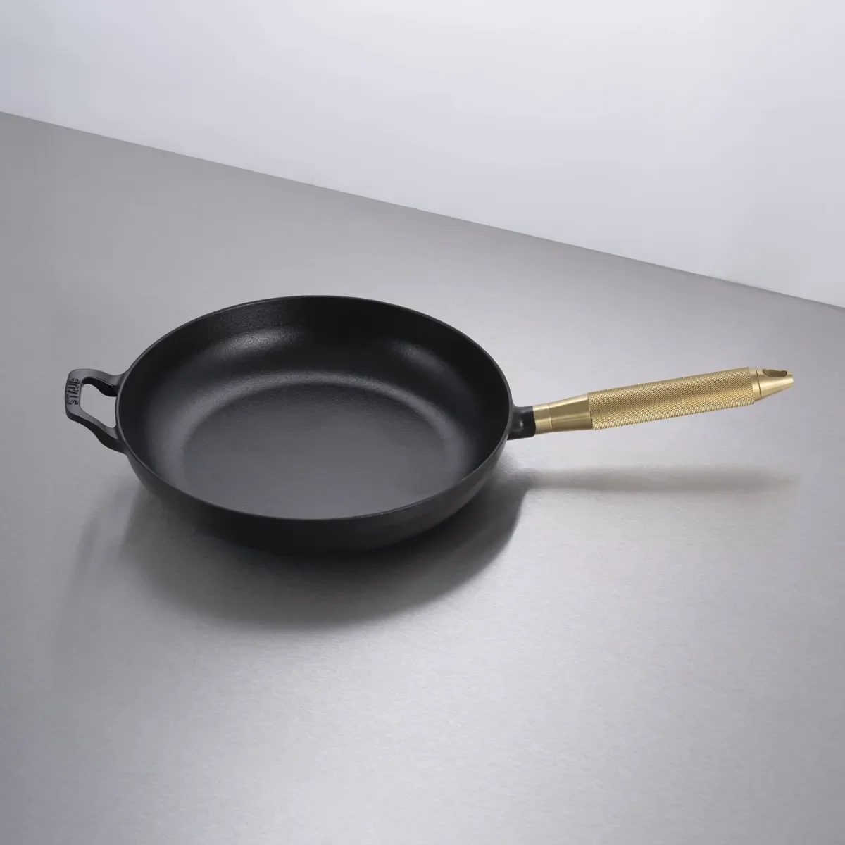 Staub 28 cm svart stekpanna i stål med räfflat mässingshandtag