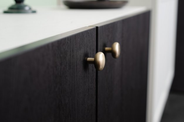 Möbelknopp i borstad mässing från Caramel 24