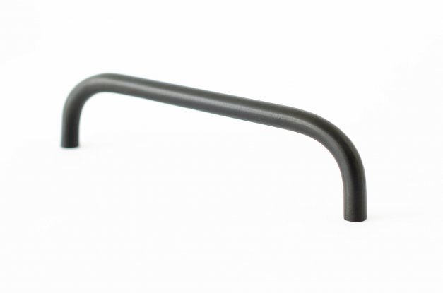 Poignée de meuble allongée Grip 136 en laiton noir