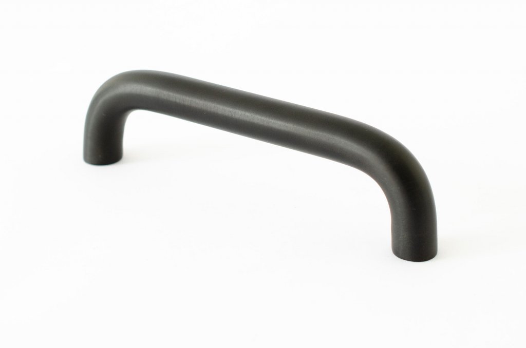 Poignée de meuble allongée Grip 143 en laiton noir