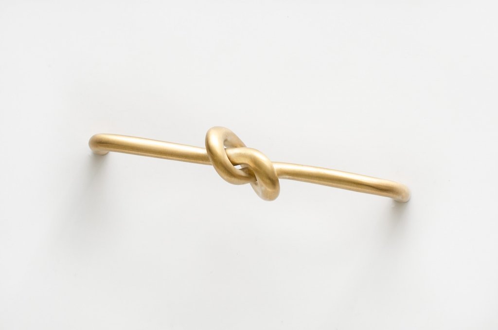 Poignée de meuble allongée en laiton brossé Knot 128