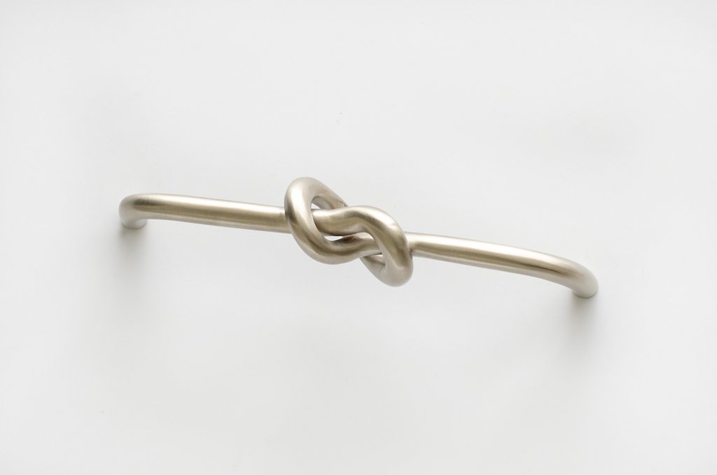 Poignée de meuble longue Knot 128, acier inoxydable brossé