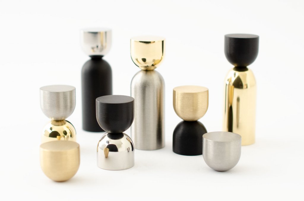 Bouton de meuble Kokeshi Mix 1832 en laiton brossé et acier inoxydable poli